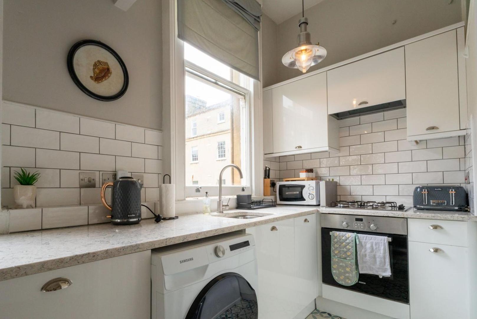Wifi | Near Major Attractions Apartment Bath Exterior photo