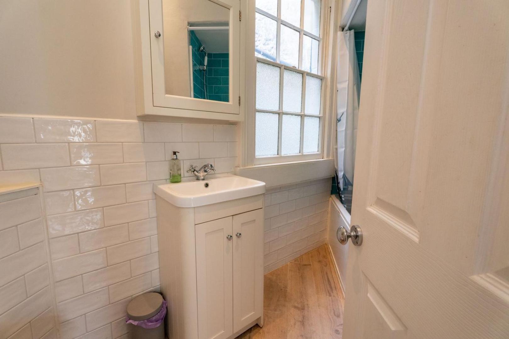 Wifi | Near Major Attractions Apartment Bath Exterior photo