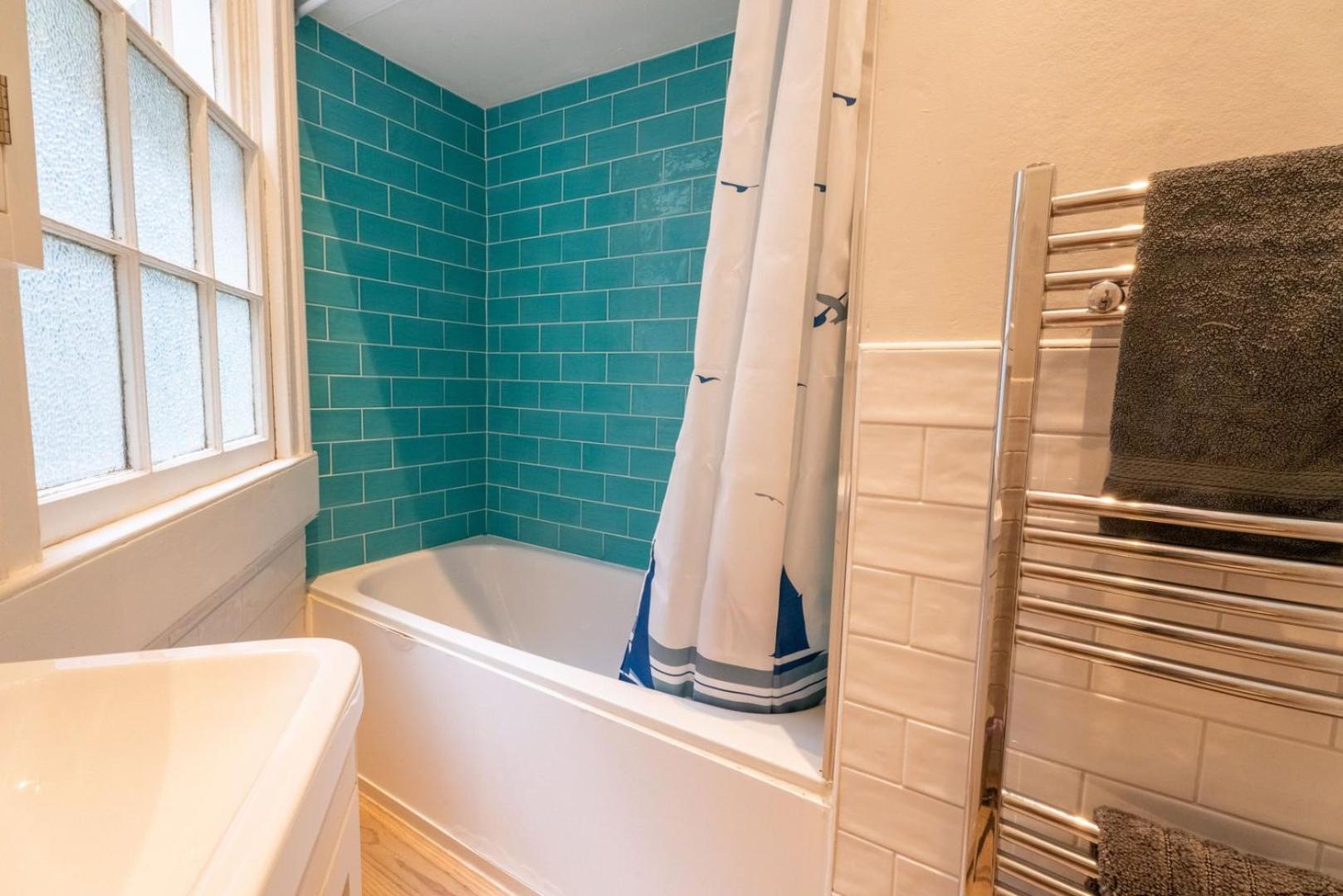 Wifi | Near Major Attractions Apartment Bath Exterior photo